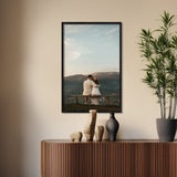 Een foto van een stel die is afgedrukt op een Poster. Het hangt in de woonkamer.