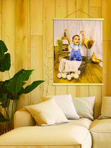 Jonge woonkamer met warme terracotta-tinten in wanddecoratie - Bigfreddy