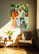 Modern gallery wall display met gemengde kunstwerken in minimalistisch interieur - Bigfreddy