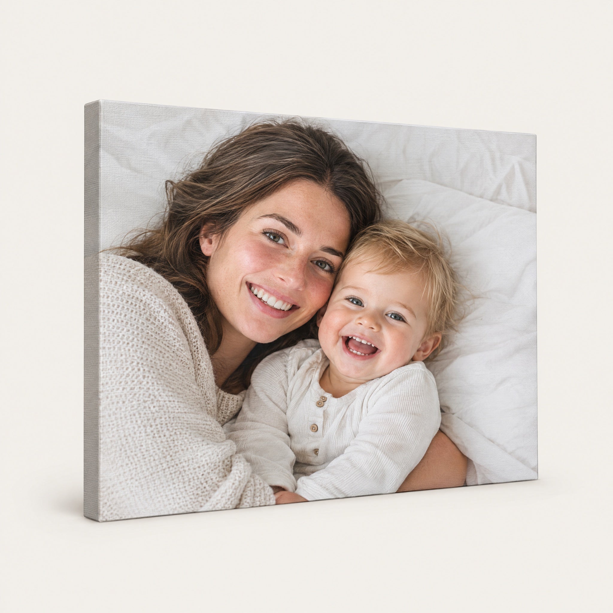 Foto auf Leinwand mit einer Mutter und ihrem lachenden Baby, von Hand gespannt