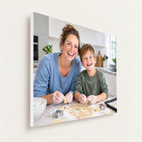 Foto op forex met moeder en zoon die koekjes bakken, lichte plaat met witte rand