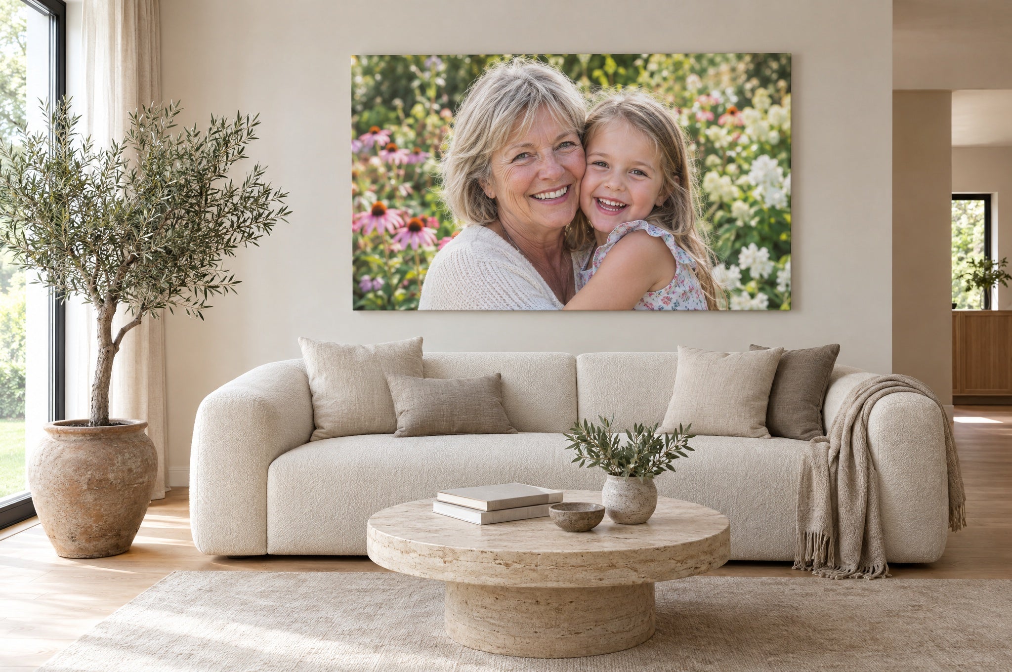 Grote foto op canvas boven een lichte bouclé bank in een warme woonkamer