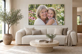 Grote foto op canvas boven een lichte bouclé bank in een warme woonkamer