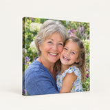 Foto op canvas met oma en kleindochter, omgeslagen rand en canvasstructuur zichtbaar