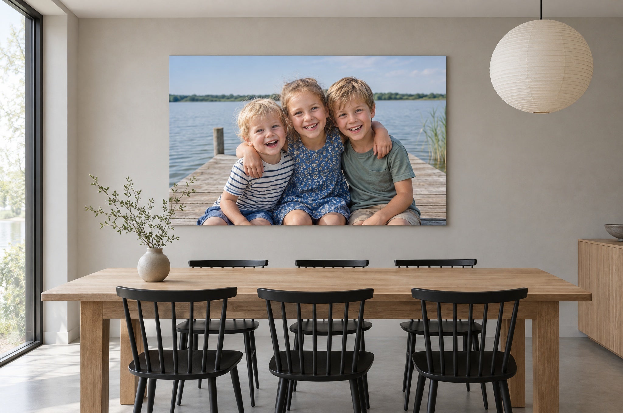 XXL Foto auf Fine-Art-Aluminium über einem Eichen-Esstisch in einem Japandi-Esszimmer