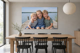 XXL foto op fine-art aluminium boven een eiken eettafel in een Japandi-eetkamer