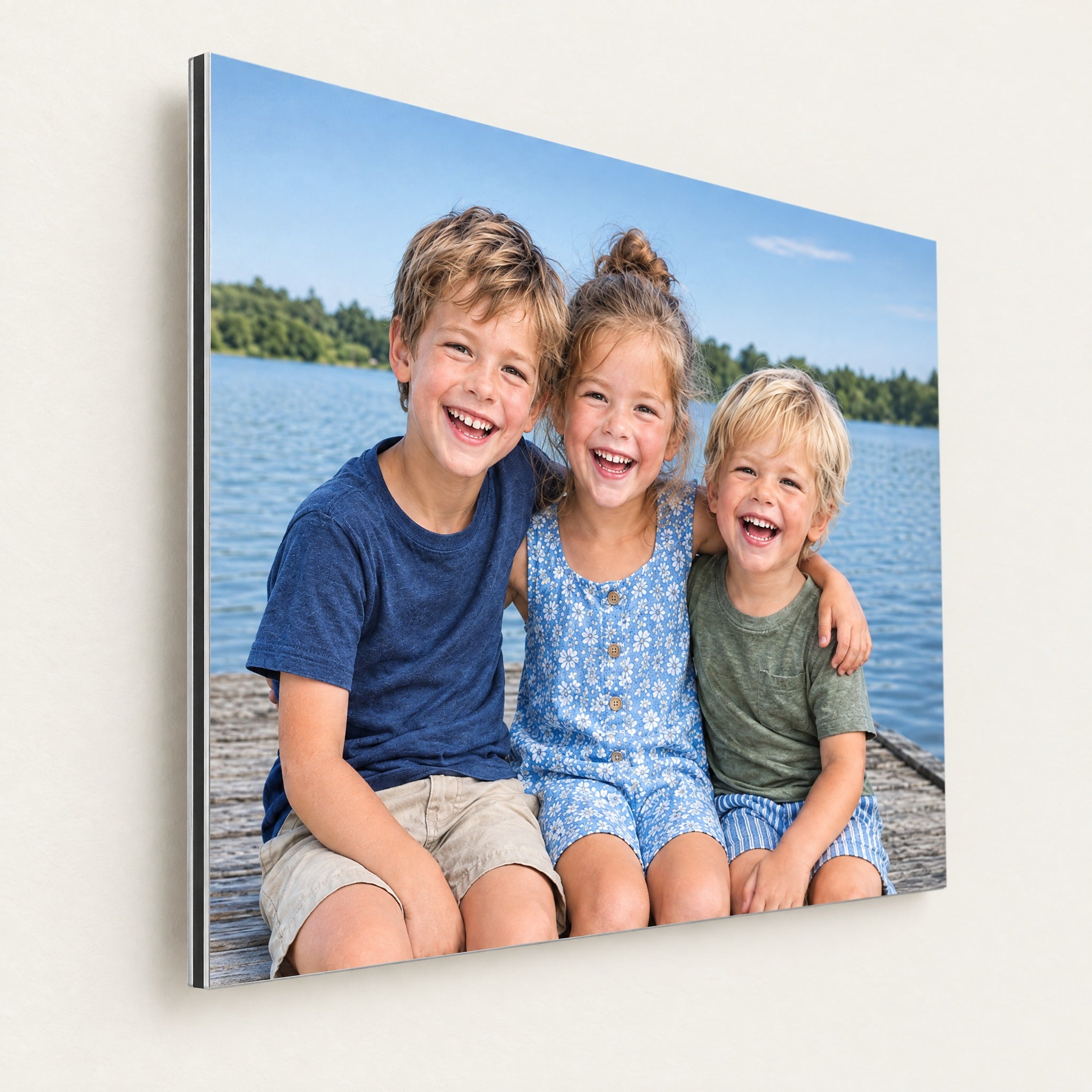 Foto auf Fine-Art-Aluminium (Dibond) mit drei lachenden Kindern auf einem Steg, matte Oberfläche
