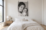 Fine-art print in zwart-wit boven het bed in een serene slaapkamer