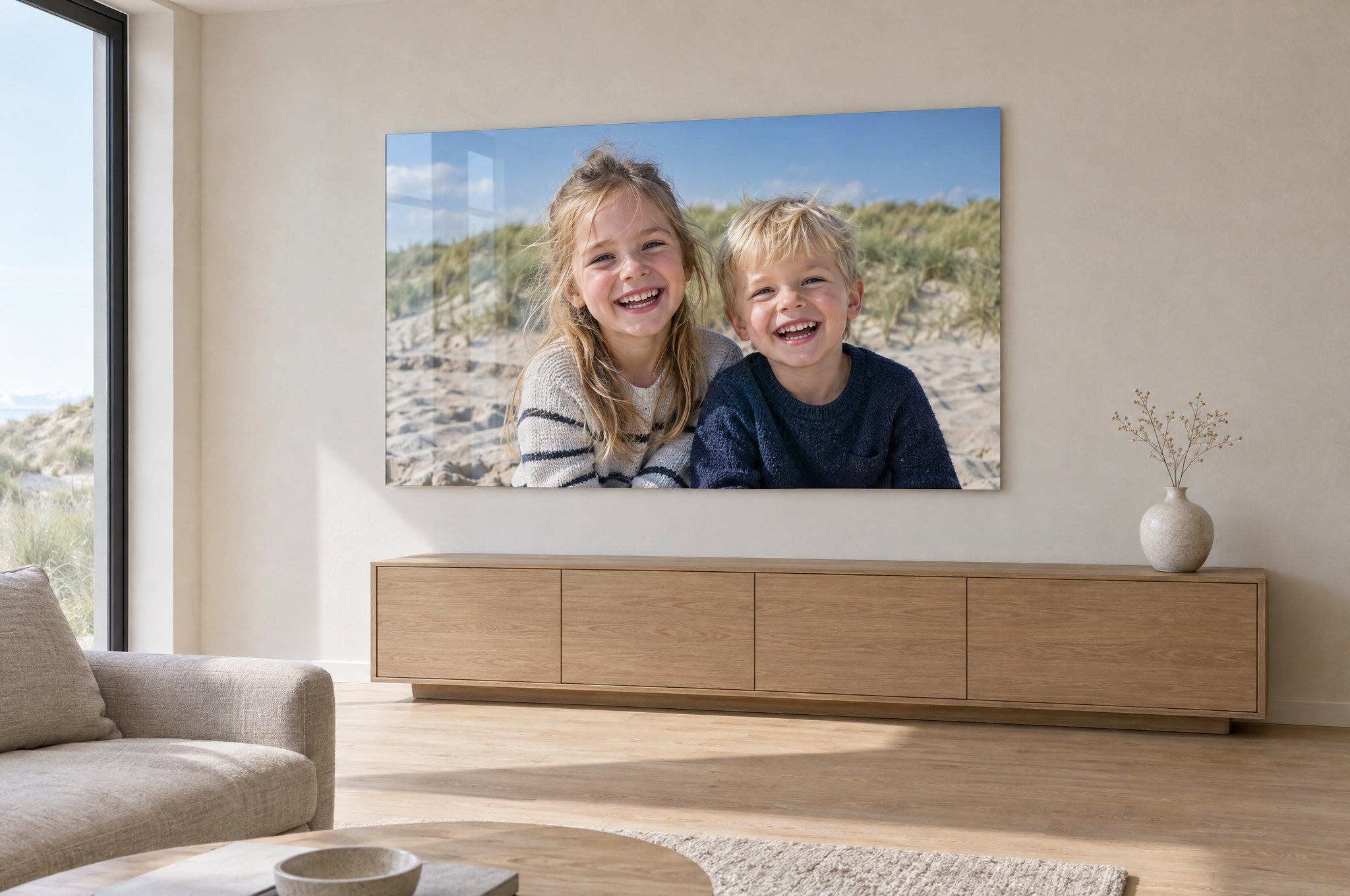 Grote foto op glas boven een eiken dressoir in een lichte woonkamer