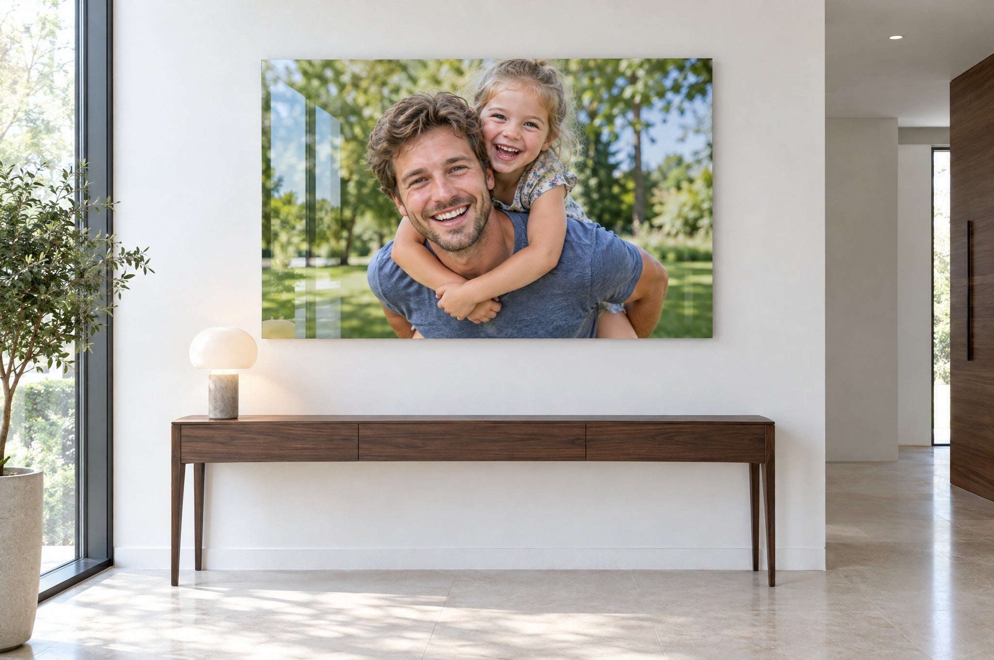 Grote foto op glanzend plexiglas in een lichte hal boven een walnoten sidetable