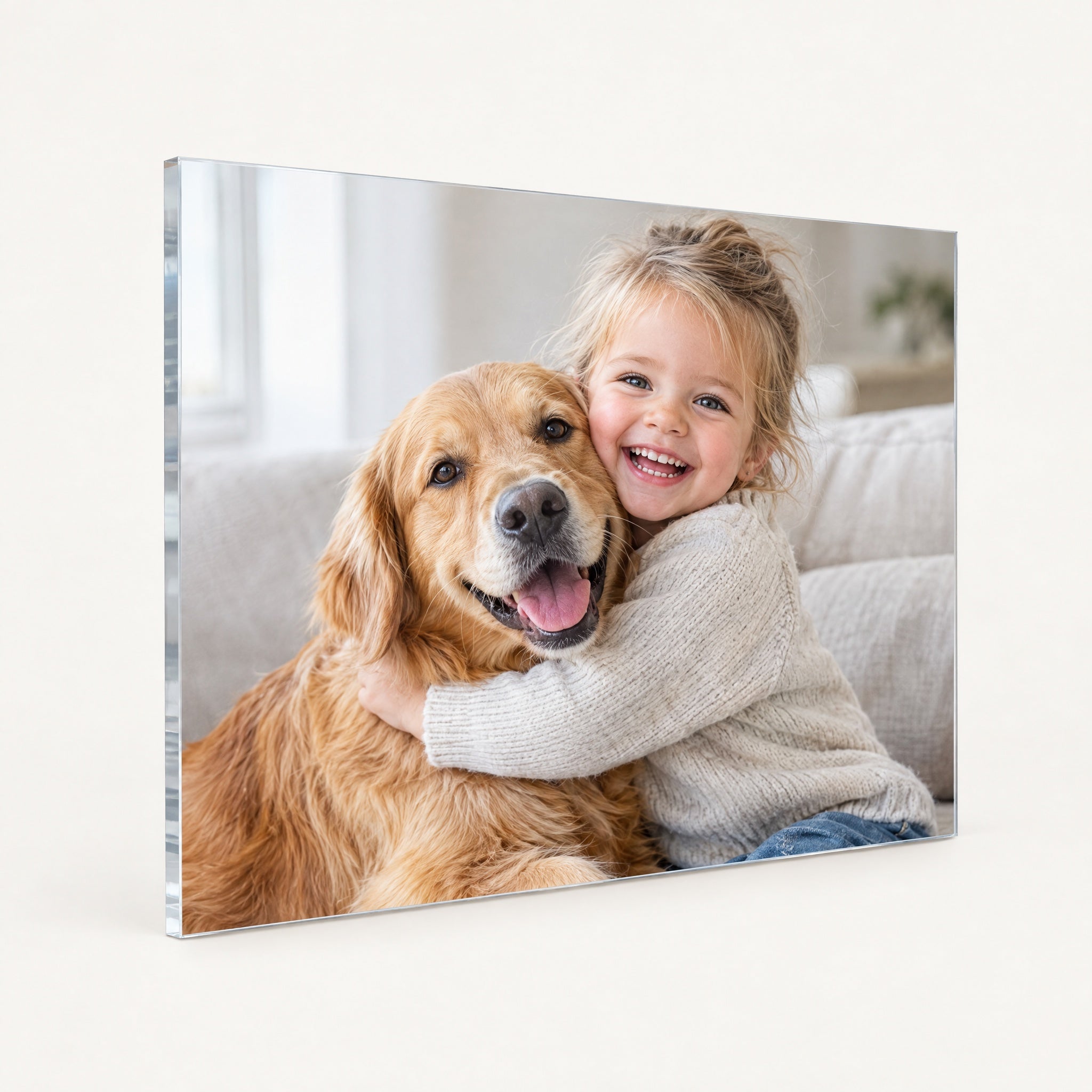 Foto auf mattem Acrylglas mit Kleinkind und Golden Retriever, ohne Spiegelung