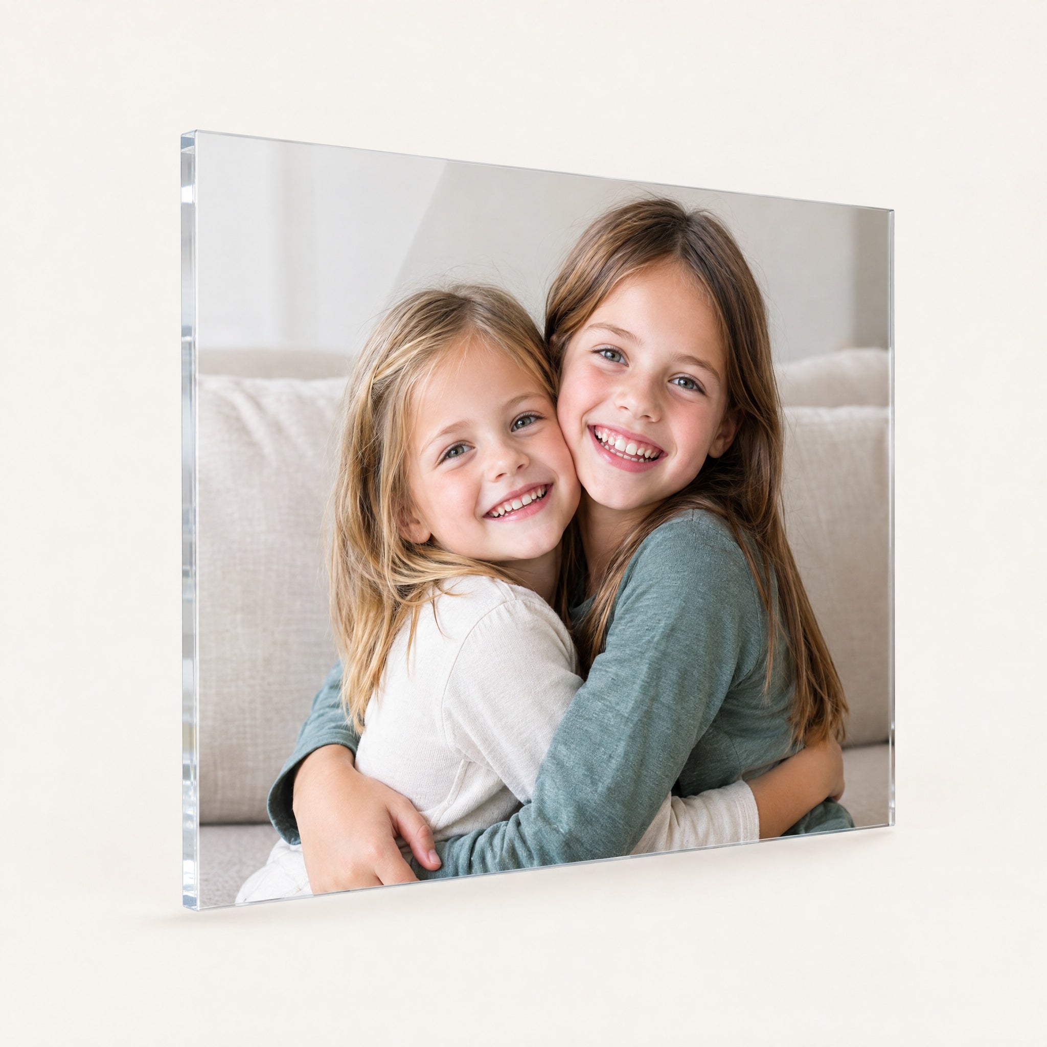 Foto auf Acrylglas UV glänzend mit zwei kuschelnden Schwestern, klare Acrylkante