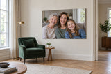 Grote foto op mat plexiglas naast een groene fluwelen fauteuil in een klassieke woonkamer