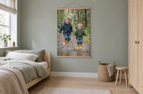 Fotoposter in houten posterhanger in een rustige Scandinavische kinderkamer