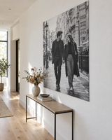 Grote zwart-witfoto op aluminium in een gang
