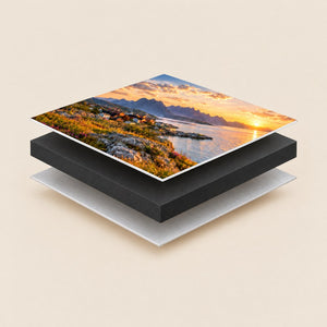 Opbouw van dibond: foto op witte aluminium toplaag, zwarte kern en aluminium onderlaag