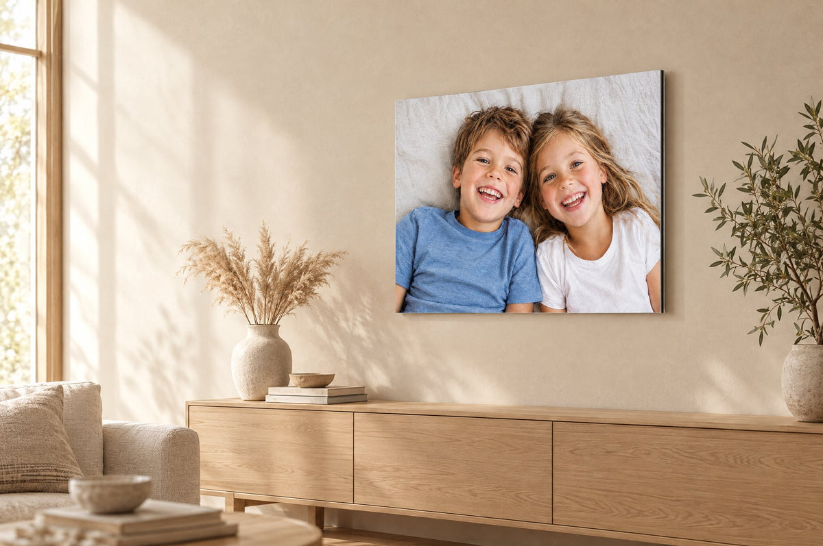 Foto op aluminium boven een eiken dressoir in een warme woonkamer