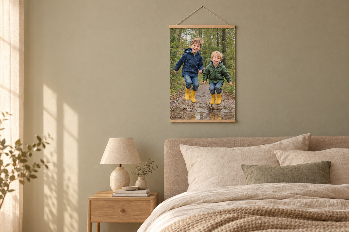 Foto op poster met houten posterhangers in een slaapkamer